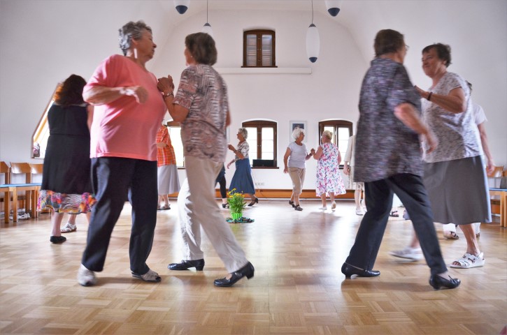 Kursbild Seniorentanz - Menschen tanzen in einem hellen Raum